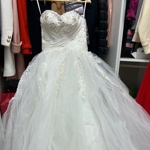 Wedding dress brand new Size S/M